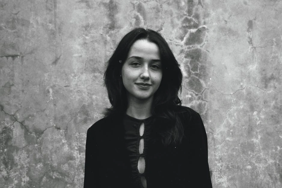 Zespół startupowy omawiający strategię przy tablicy.